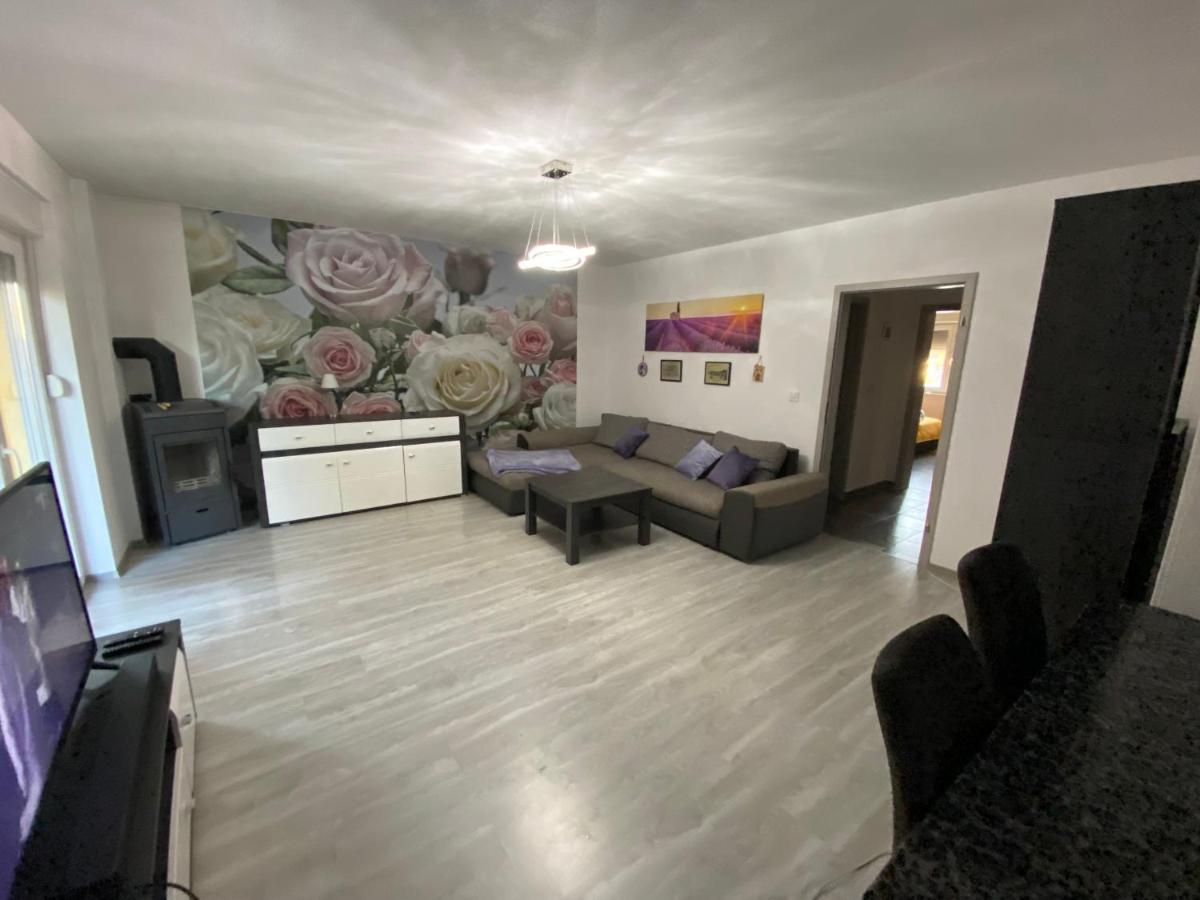Spacious Apartment Close To The Sea In Kastel Luksic Kaštela Kültér fotó