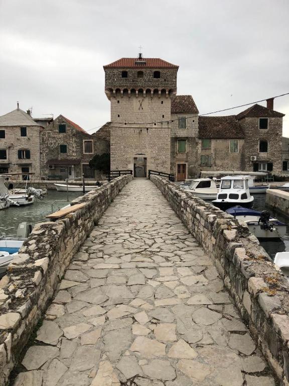Spacious Apartment Close To The Sea In Kastel Luksic Kaštela Kültér fotó