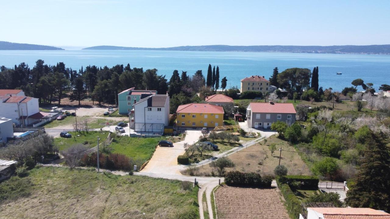 Spacious Apartment Close To The Sea In Kastel Luksic Kaštela Kültér fotó
