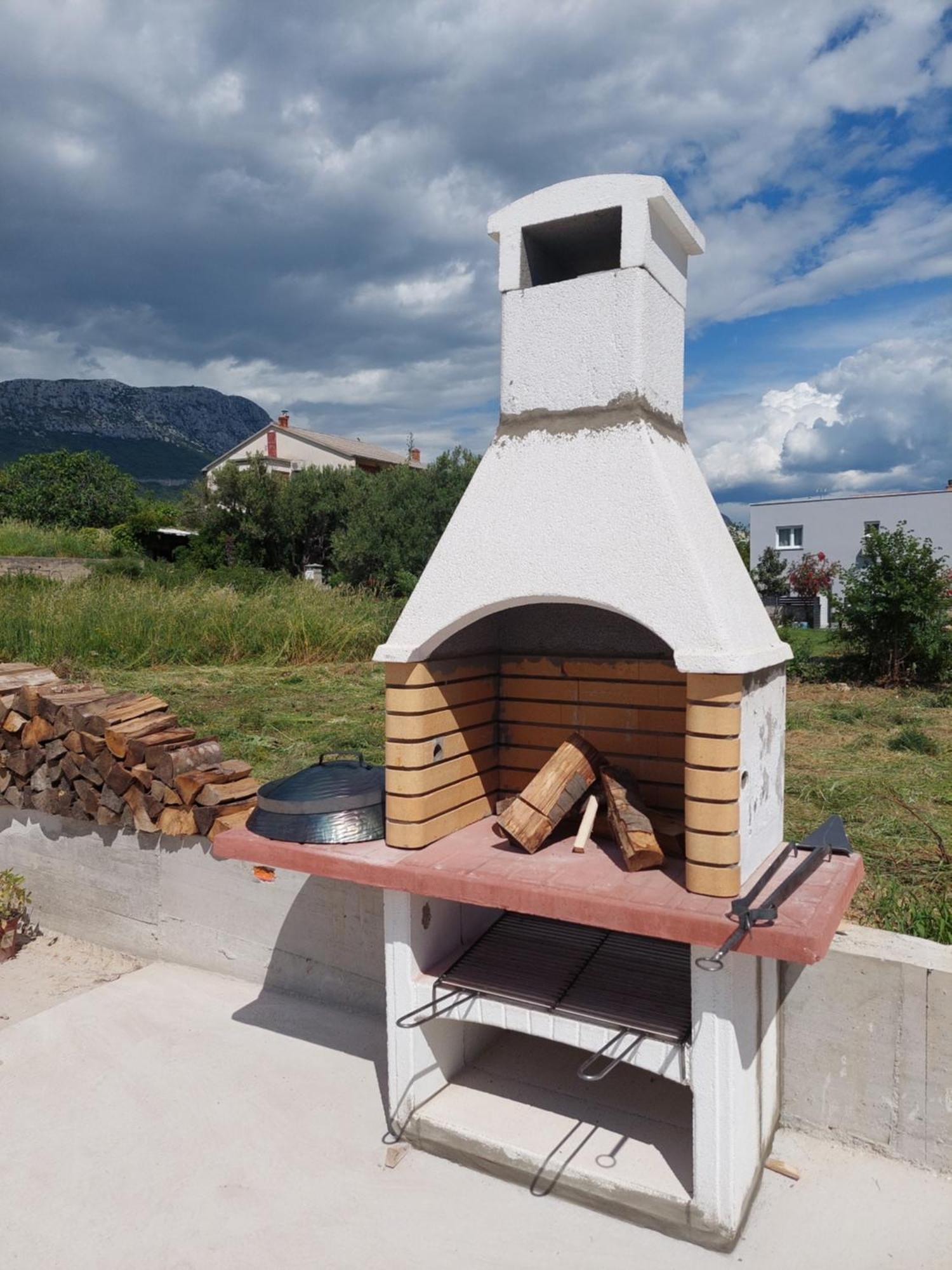 Spacious Apartment Close To The Sea In Kastel Luksic Kaštela Kültér fotó